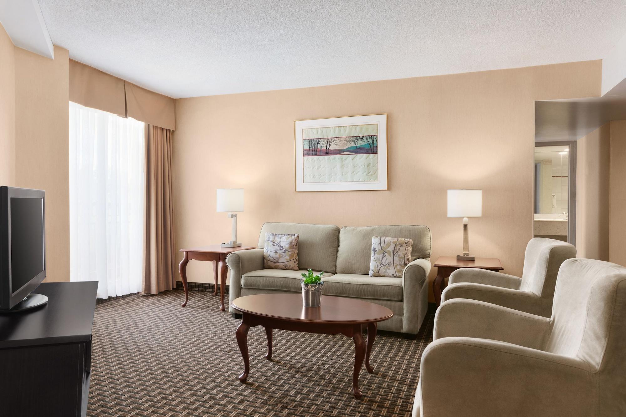 Ramada By Wyndham Belleville Harbourview Conference Center Exterior photo