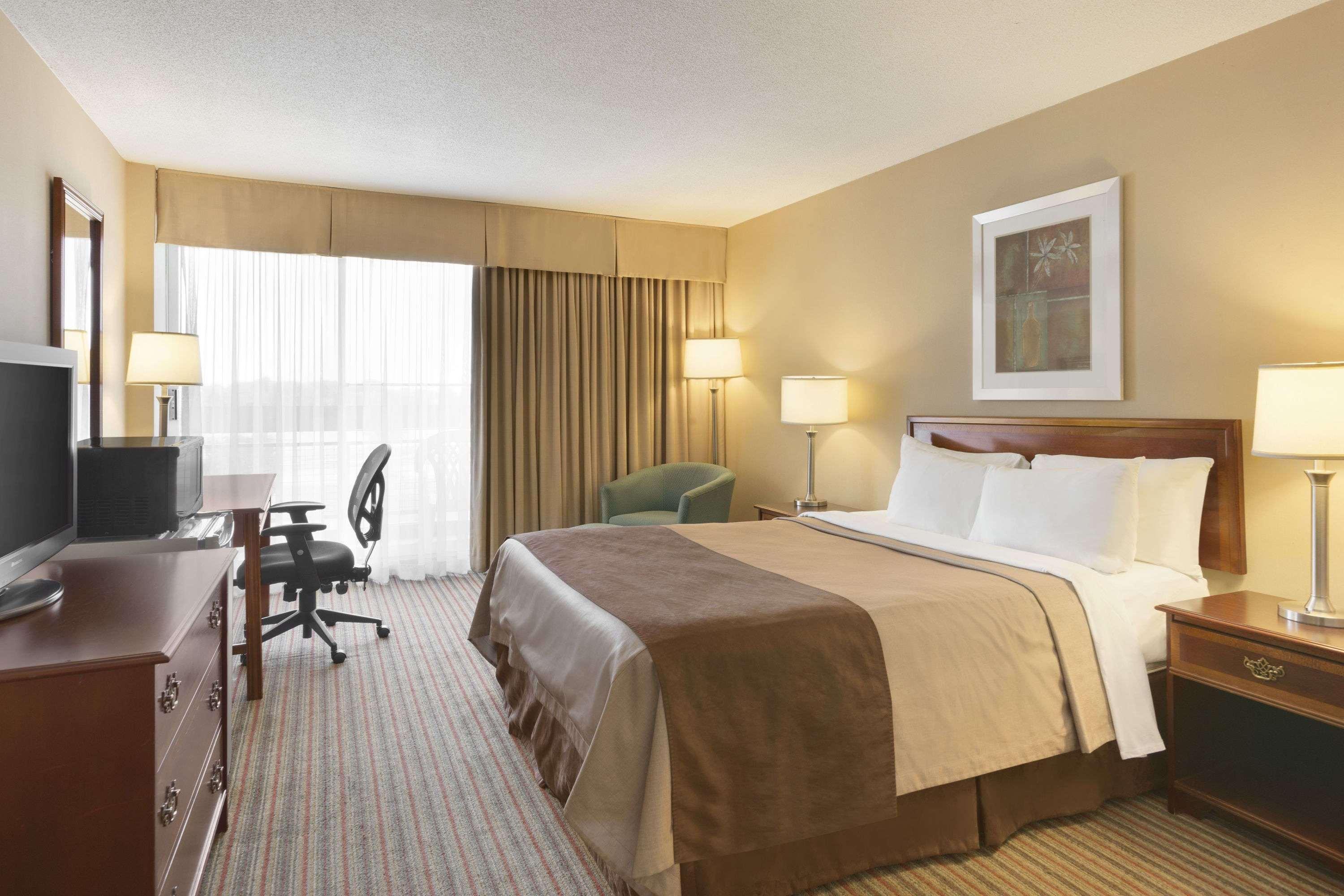 Ramada By Wyndham Belleville Harbourview Conference Center Exterior photo