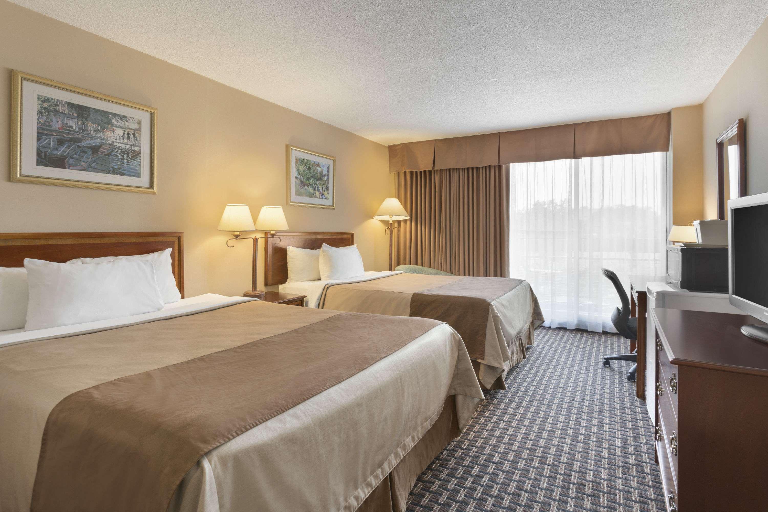 Ramada By Wyndham Belleville Harbourview Conference Center Exterior photo