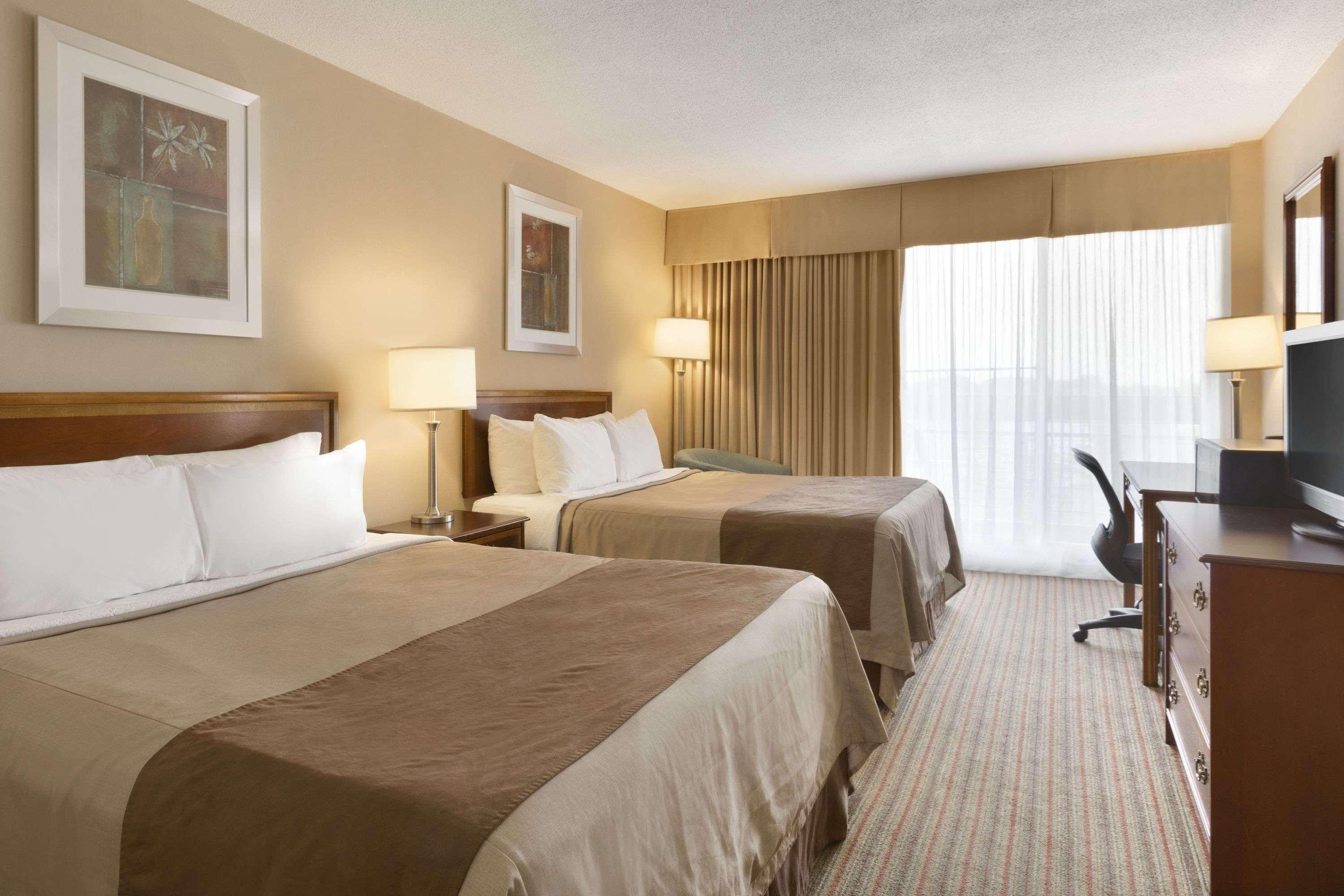 Ramada By Wyndham Belleville Harbourview Conference Center Exterior photo