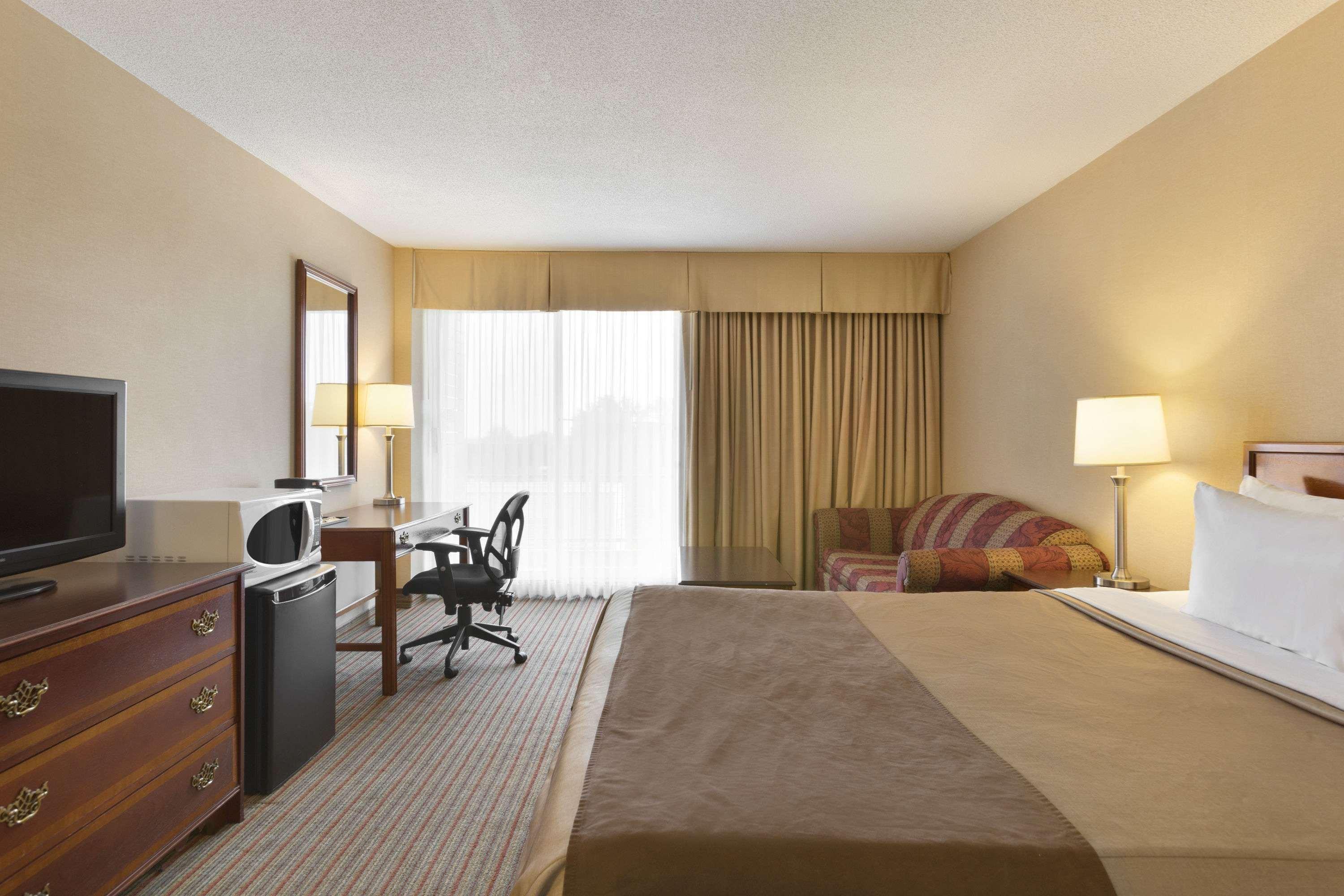 Ramada By Wyndham Belleville Harbourview Conference Center Exterior photo