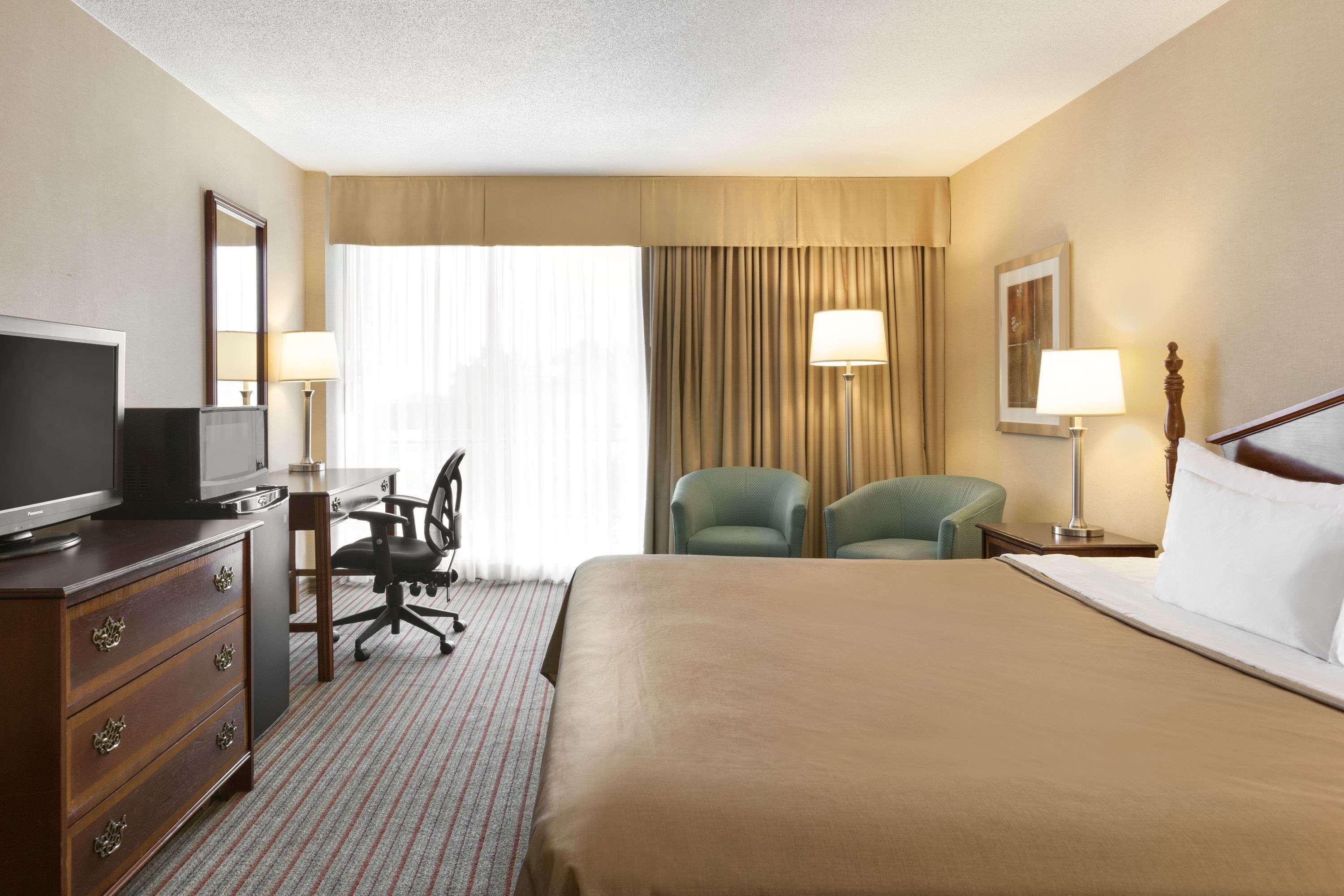 Ramada By Wyndham Belleville Harbourview Conference Center Exterior photo