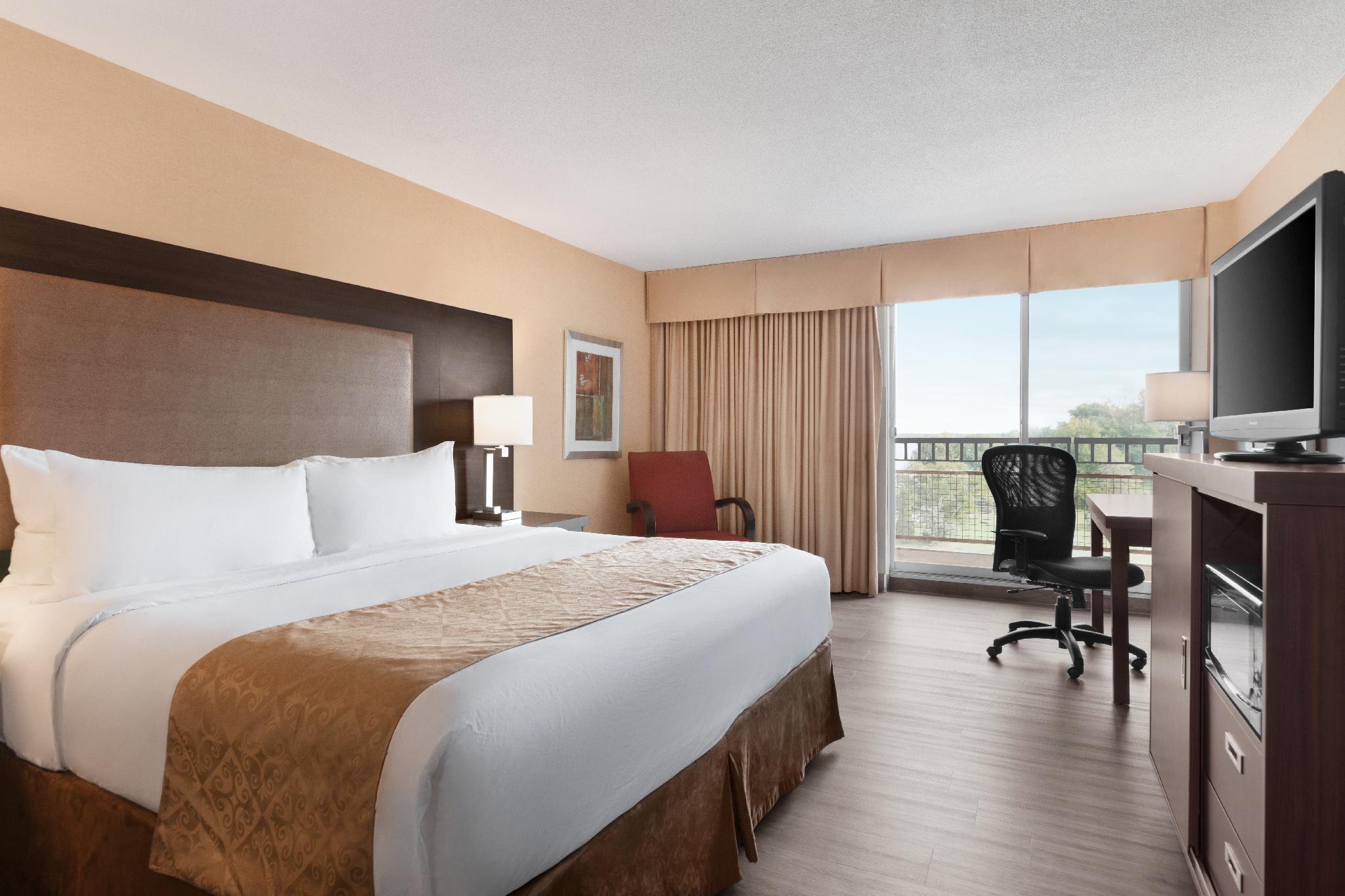 Ramada By Wyndham Belleville Harbourview Conference Center Exterior photo