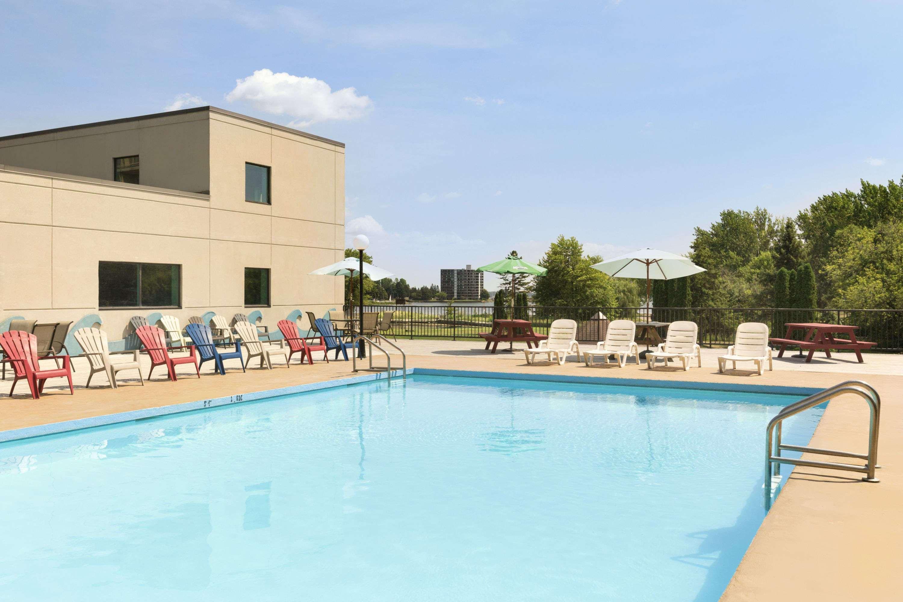 Ramada By Wyndham Belleville Harbourview Conference Center Exterior photo