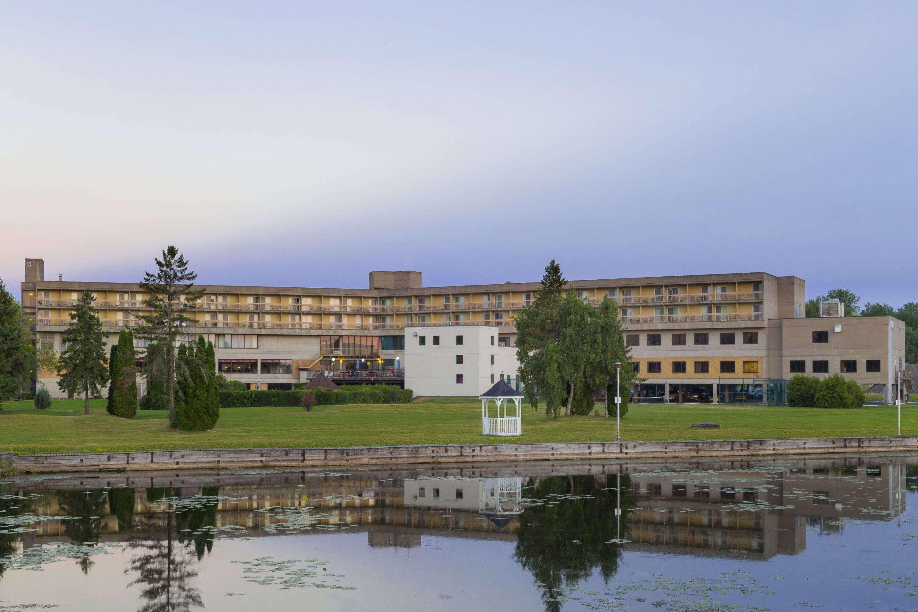 Ramada By Wyndham Belleville Harbourview Conference Center Exterior photo