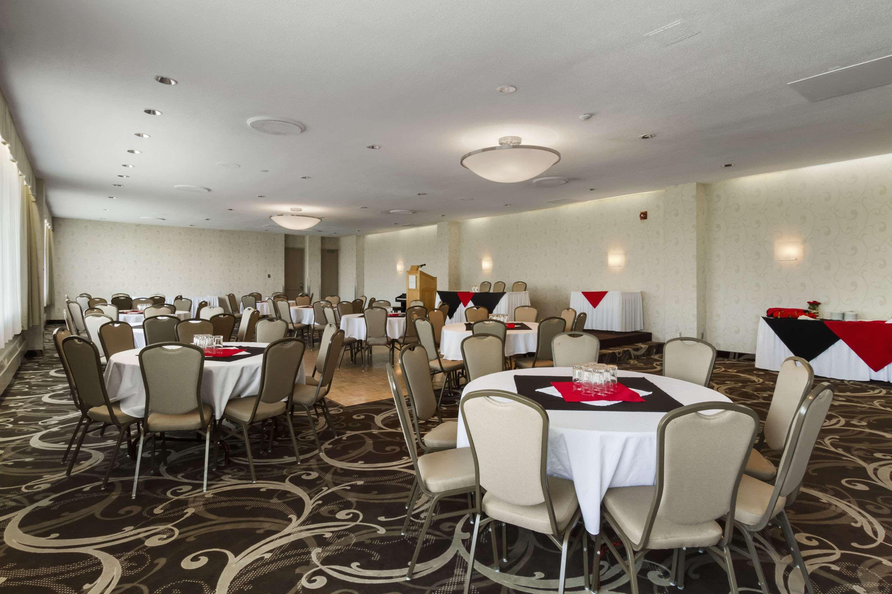 Ramada By Wyndham Belleville Harbourview Conference Center Exterior photo