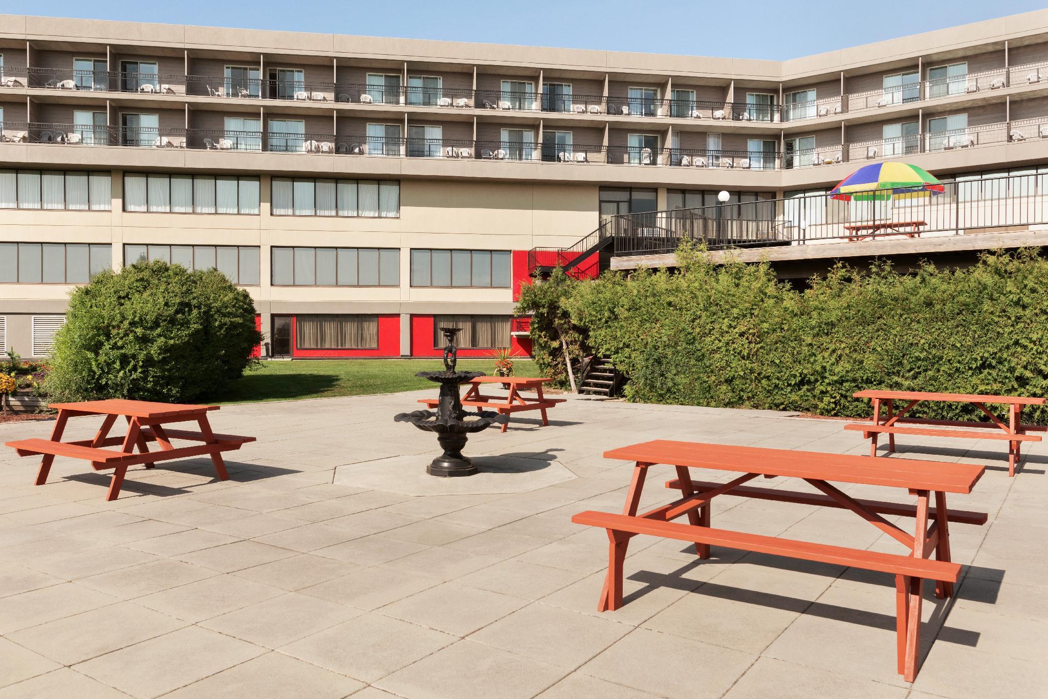 Ramada By Wyndham Belleville Harbourview Conference Center Exterior photo