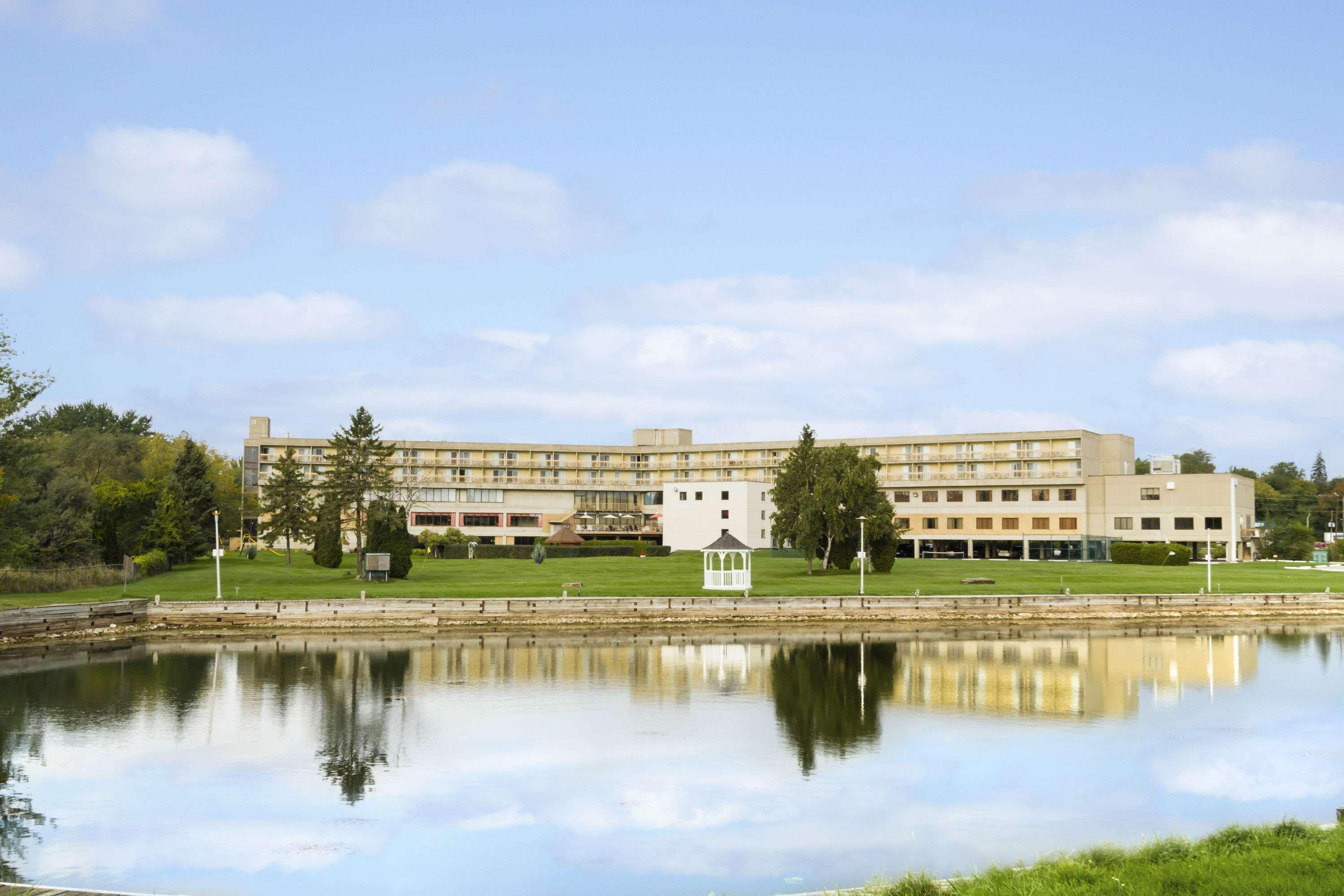 Ramada By Wyndham Belleville Harbourview Conference Center Exterior photo