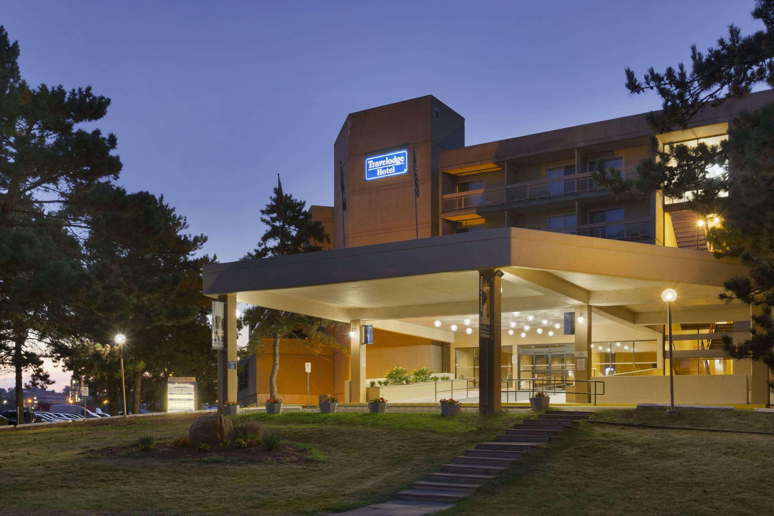 Ramada By Wyndham Belleville Harbourview Conference Center Exterior photo