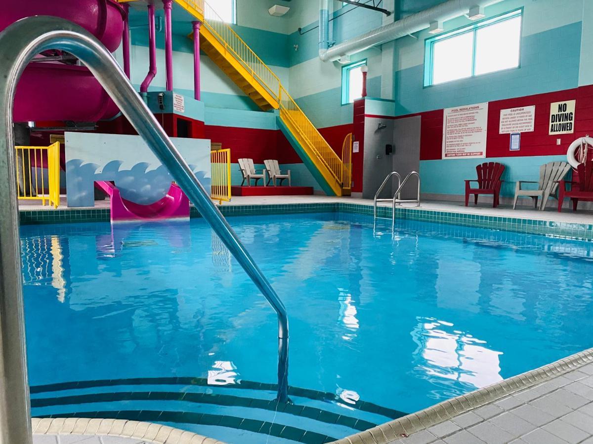 Ramada By Wyndham Belleville Harbourview Conference Center Exterior photo