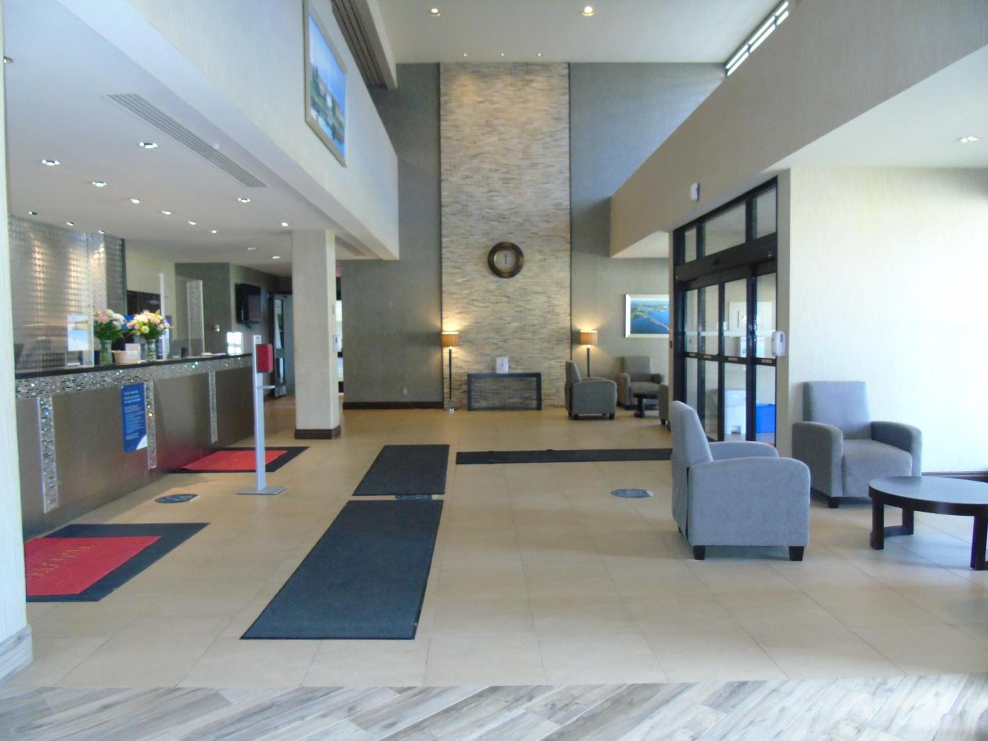 Ramada By Wyndham Belleville Harbourview Conference Center Exterior photo