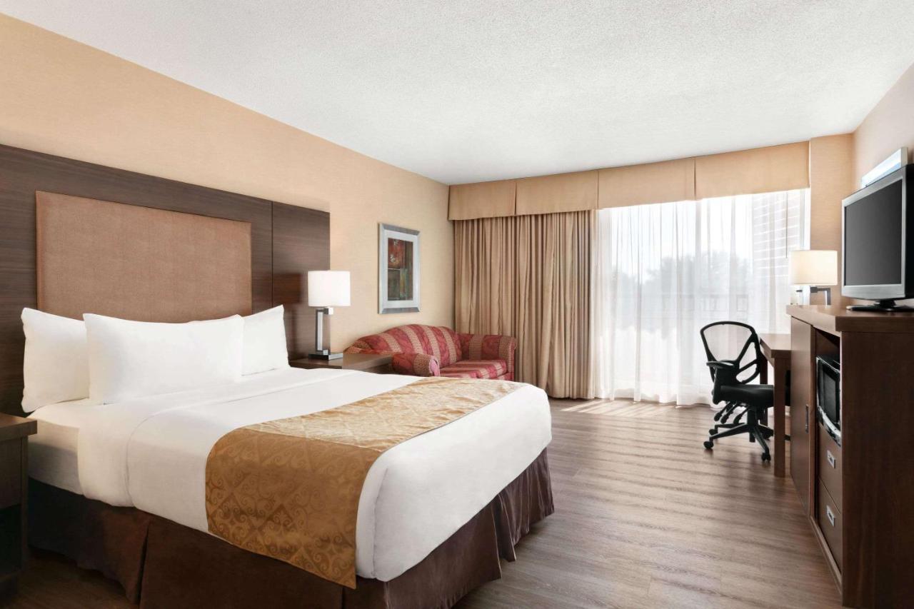 Ramada By Wyndham Belleville Harbourview Conference Center Exterior photo