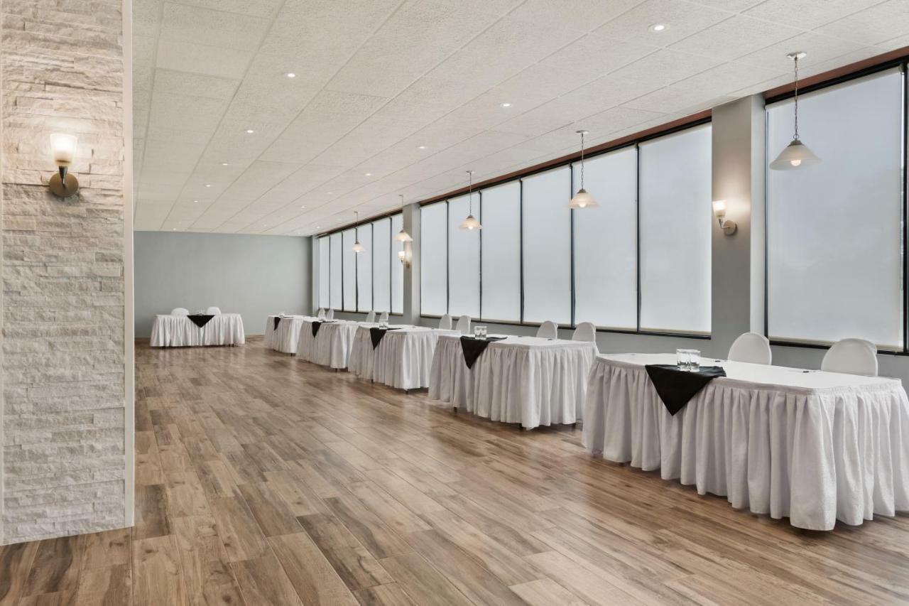Ramada By Wyndham Belleville Harbourview Conference Center Exterior photo