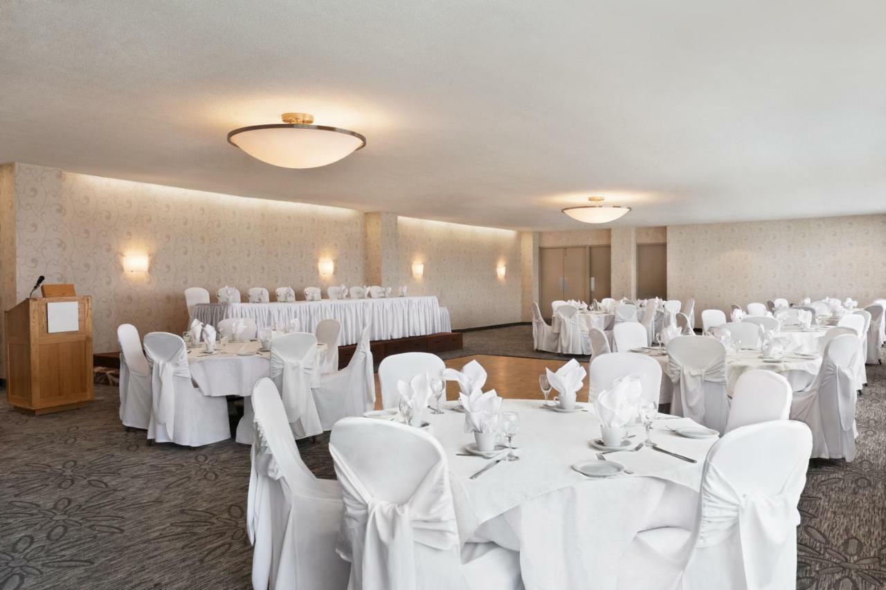 Ramada By Wyndham Belleville Harbourview Conference Center Exterior photo