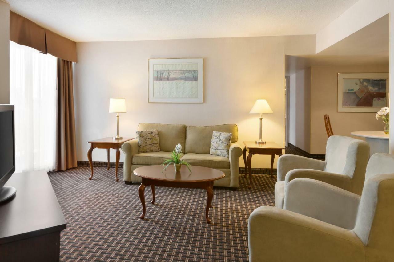 Ramada By Wyndham Belleville Harbourview Conference Center Exterior photo